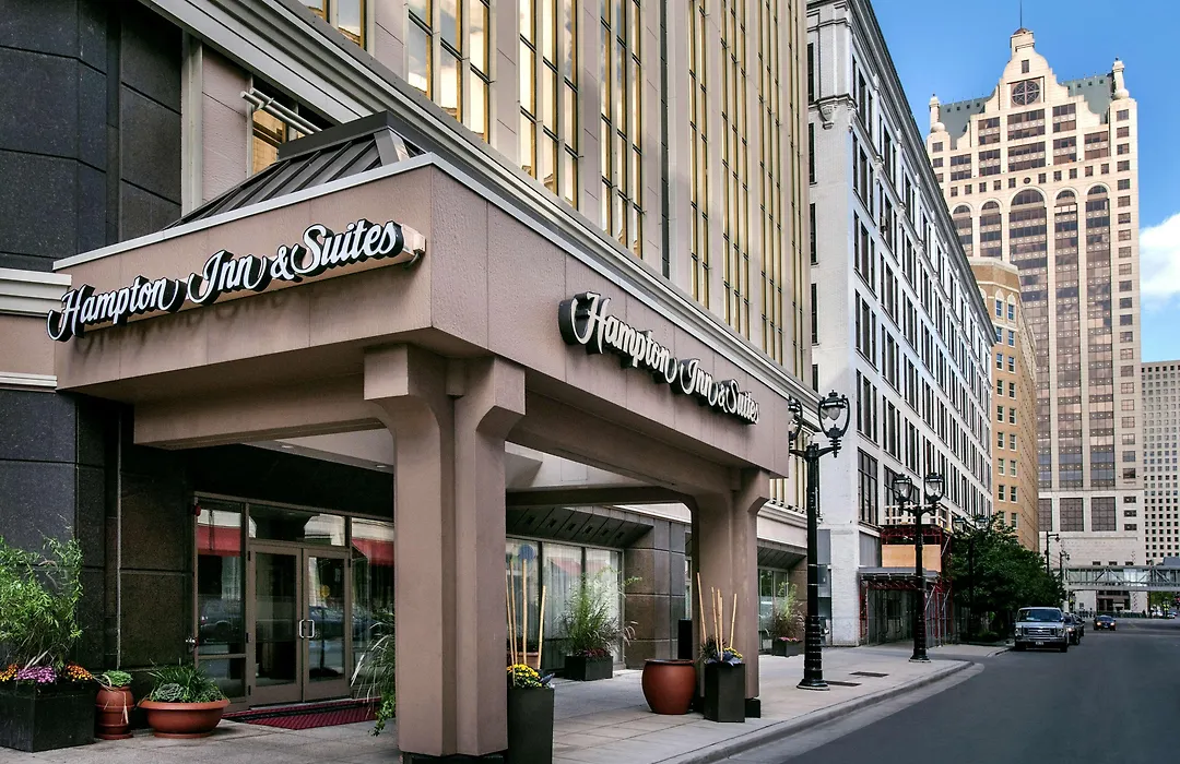 Hampton Inn & Suites Milwaukee Downtown-1