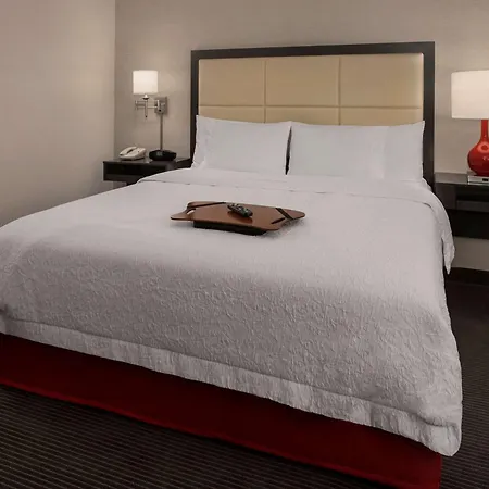 Hampton Inn & Suites Milwaukee Downtown-3