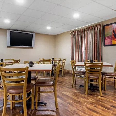 Econo Lodge Milwaukee Airport-2
