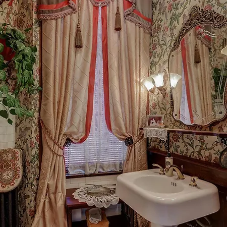 Schuster Mansion Bed & Breakfast-3